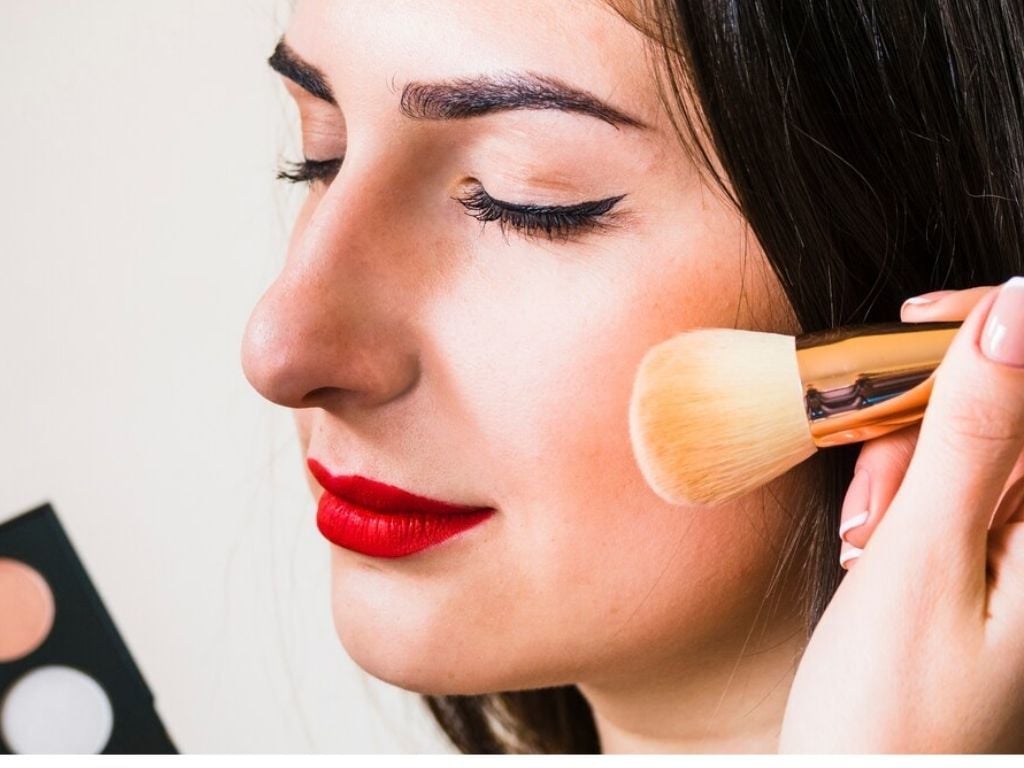 Kontür Nedir? Yüz Hatlarını Belirginleştiren Makyaj Tekniği